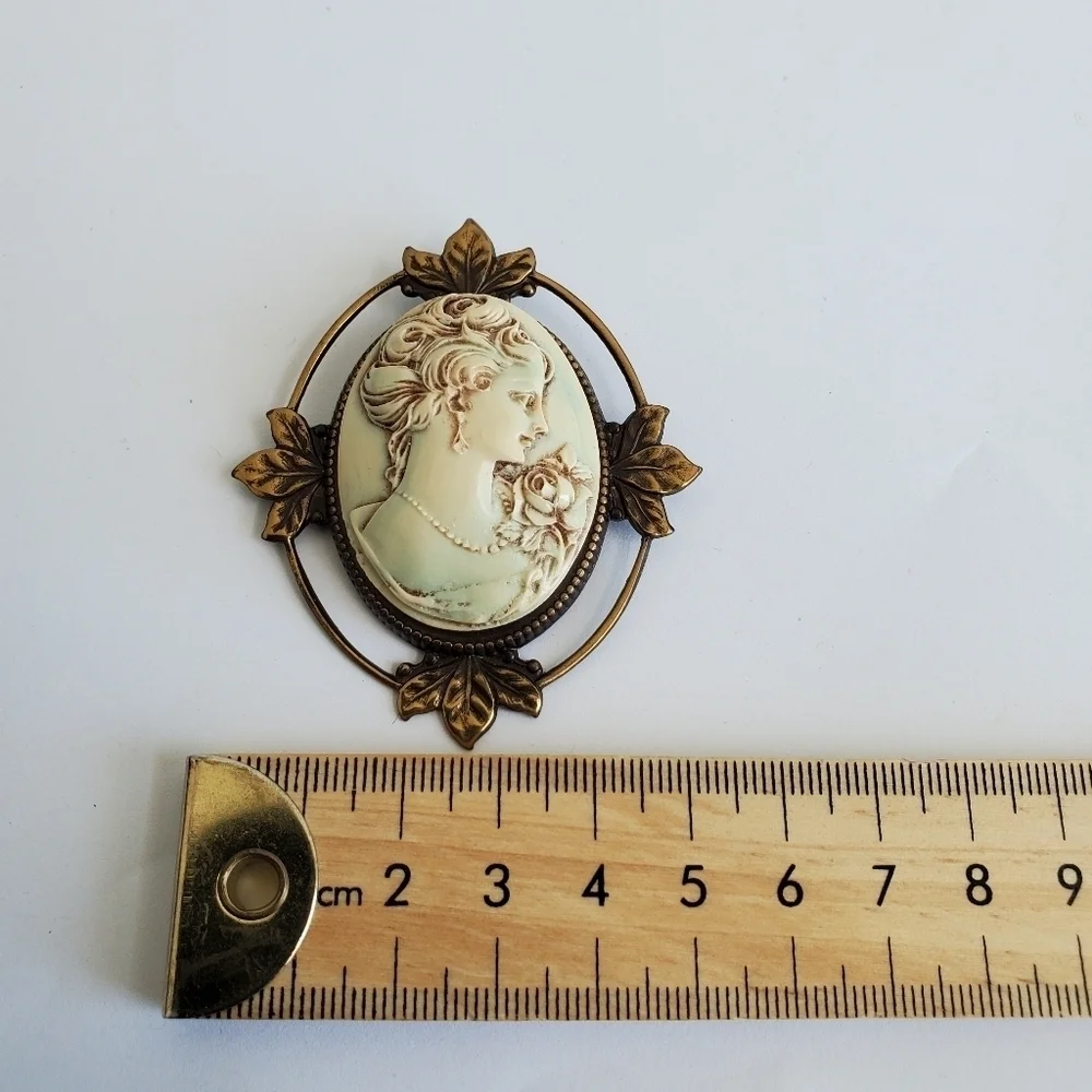 Vintage Resin Cameo In Ornate Frame Brooch - Picture 5 of 5